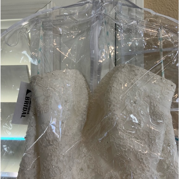 BRAND NEW Wedding Dress - Picture 4 of 8